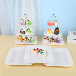 Présentoirs à gâteaux blancs à 3 étages et plateaux à dessert rectangulaires chics.