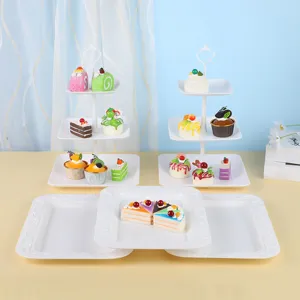 Présentoir à gâteaux blanc multi-étages et ensemble de plateaux à desserts rectangulaires