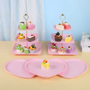 Présentoirs à gâteaux roses à plusieurs niveaux et plateaux à desserts en forme de cœur