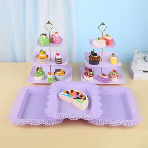 Vue détaillée des supports à gâteaux violets à 3 niveaux et plateaux à desserts dentelés