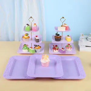 Ensemble de présentoirs à gâteaux violets à 3 niveaux et plateaux avec motifs en relief.