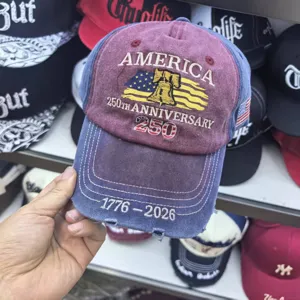 Détail de la casquette de baseball commémorative AMERICA 250e anniversaire brodée.