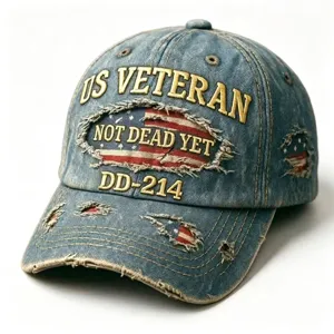 Detailansicht einer bestickten US-Veteranen-Baseballkappe aus Denim im Vintage-Look