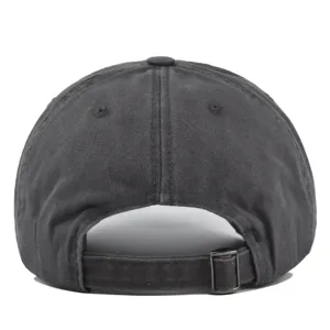 Detailansicht der Rückseite einer dunkelgrauen Vintage-Baumwoll-Baseballkappe mit Schnalle