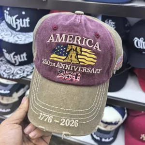 Gros plan sur la casquette de baseball America 250th Anniversary avec broderie vintage.