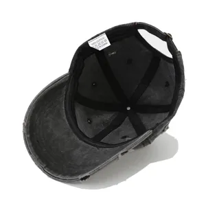 Vue intérieure détaillée d'une casquette en coton noir usé avec étiquette de soin