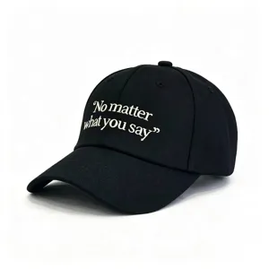 Detailansicht einer schwarzen Baseballkappe mit weißer No matter what you say Stickerei