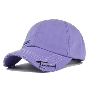 Detailansicht einer lila Baumwoll-Baseballkappe im Distressed-Look mit Trend-Stickerei