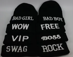 Vue détaillée de bonnets en tricot noir avec divers textes et slogans brodés en 3D relief.