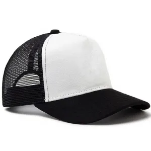 Detailansicht einer schwarz-weißen Wildleder-Mesh-Trucker-Kappe mit gebogenem Schirm.