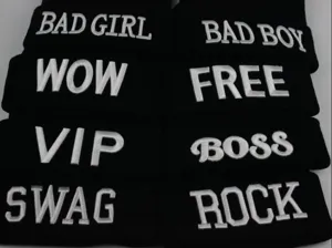 Détails de bonnets noirs avec broderies 3D telles que les styles BAD GIRL et BOSS.