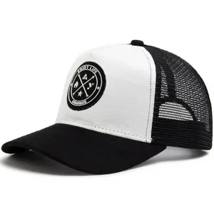 Detailansicht einer schwarz-weißen Mesh-Baseballkappe mit Wildlederimitat-Vorderseite