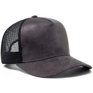 Detailansicht einer hochwertigen dunkelgrauen Wildleder 5-Panel Trucker Cap mit Mesh