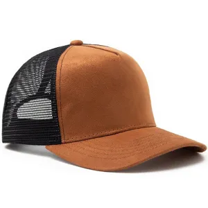 Detailansicht einer braunen Suede Trucker Cap mit schwarzem Mesh und gebogenem Schirm