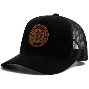 Nahaufnahme einer schwarzen Wildleder-Trucker-Mütze mit rundem braunem Logo-Patch.