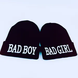 Paire de bonnets noirs en maille avec une broderie 3D blanche BAD BOY et BAD GIRL