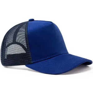 Detailansicht einer blauen 5-Panel-Trucker-Kappe aus Wildleder mit atmungsaktivem Netz.