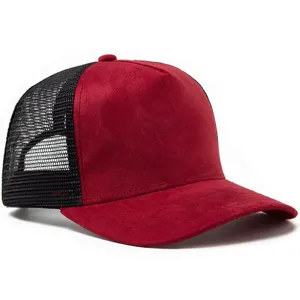 Nahaufnahme von burgunderfarbenem Wildleder und schwarzem Netz bei einer 5-Panel Trucker Cap.