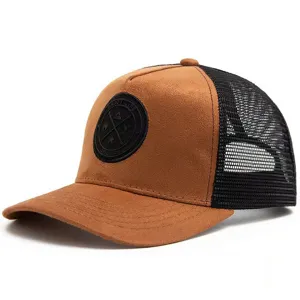 Detailansicht einer braunen Wildleder-Baseballkappe mit schwarzem Netzrücken.