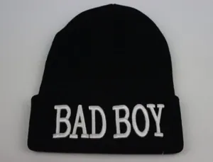 Vue détaillée d'un bonnet en tricot noir avec broderie 3D BAD BOY blanche élégante