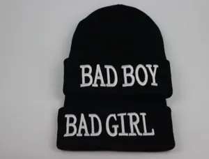 Vue détaillée de bonnets en tricot noir avec broderie 3D Bad Boy et Bad Girl pour couple.