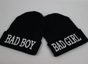 Détail des bonnets en maille noire brodés 3D Bad Boy et Bad Girl pour couples.
