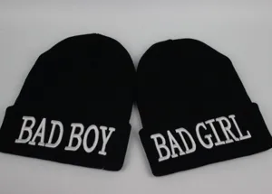 Détail des bonnets en tricot noir avec broderie 3D Bad Boy et Bad Girl pour couples