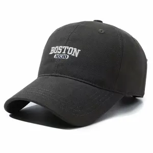 Vista dettagliata di un cappellino da baseball nero con ricamo Boston 1630 in cotone