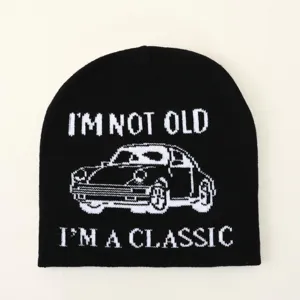 Primo piano del berretto nero in maglia con design di auto classica e testo