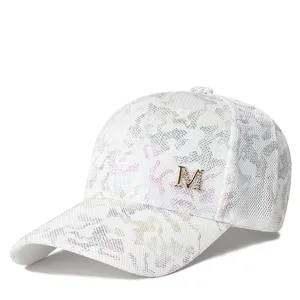 Detailansicht der weißen Mesh-Baseballkappe mit Strass-M-Logo und buntem Muster