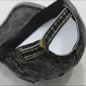 Detaillierte Nahaufnahme einer gewaschenen Denim-Baseballkappe mit verstellbarer Metallschnalle