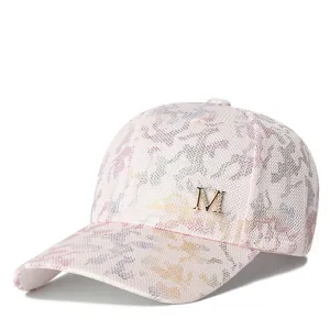 Seitenansicht einer bunten Mesh-Baseballkappe mit strassbesetztem M-Logo-Detail