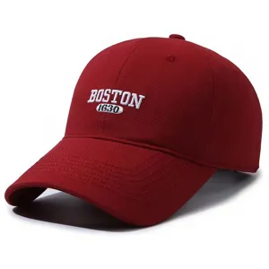 Primo piano del cappello da baseball bordeaux con ricamo Boston 1630 in bianco.