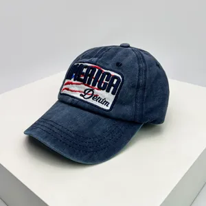 Vista detallada de una gorra de béisbol de mezclilla lavada vintage con parche bordado de América