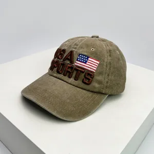 Detalle macro de una gorra de béisbol de algodón caqui lavado con bordado USA Sports y bandera