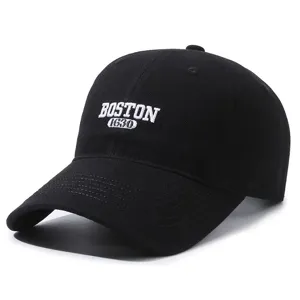 Dettaglio del ricamo bianco BOSTON 1630 su un berretto da baseball in cotone nero