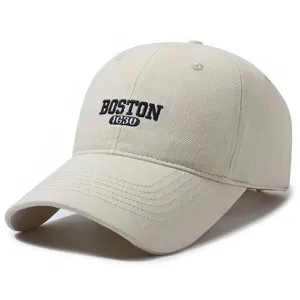 Dettaglio di un cappello da baseball beige con ricamo Boston 1630 nero sul davanti