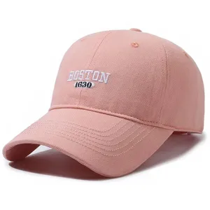 Primo piano del cappello da baseball in cotone rosa con ricamo Boston 1630 in bianco