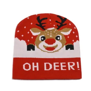 Berretto invernale in maglia rossa con simpatico renna e scritta ricamata 'OH DEER!'