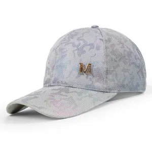 Nahaufnahme einer farbenfrohen Mesh-Baseballkappe mit glänzendem M-Emblem aus Strass