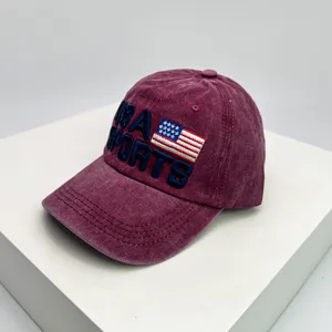 Detalle de primer plano de gorra de béisbol de mezclilla lavada con bordado USA SPORTS