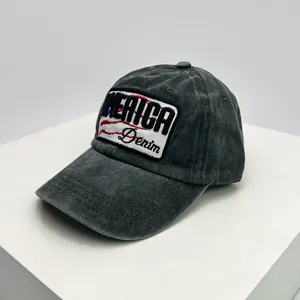 Primer plano de gorra de béisbol de mezclilla lavada con parche bordado de América