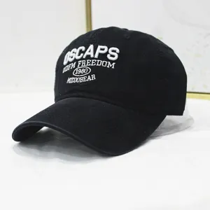 Nahaufnahme einer gewaschenen schwarzen Baseballkappe mit weißer OSCAPS-Stickerei