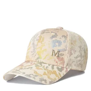 Trendige bunte Sommer-Mesh-Baseballkappe mit Strass-M-Logo auf weißem Hintergrund