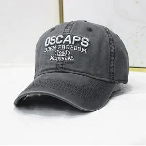 Nahaufnahme der grauen Vintage-Baseballkappe mit hochwertiger weißer Buchstabenstickerei.