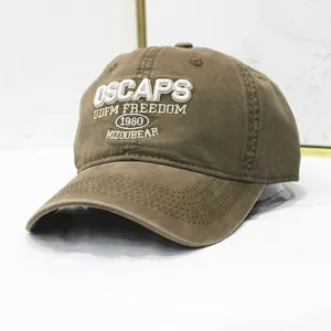 Detailansicht einer braunen Vintage-Baseballkappe mit weißer Buchstabenstickerei