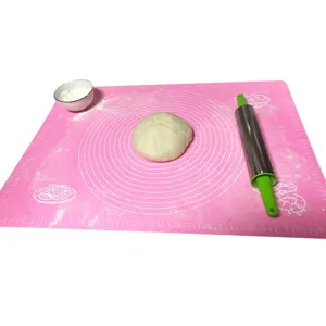 Grande tappetino in silicone per impastare con scale di misura e matterello dettagli.