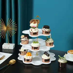 Présentoir à cupcakes blanc à 3 étages avec poignée dorée pour le thé de l'après-midi