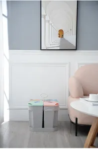 Basurero de clasificación portátil de 4 compartimentos con asa para cocina y salón detalle.
