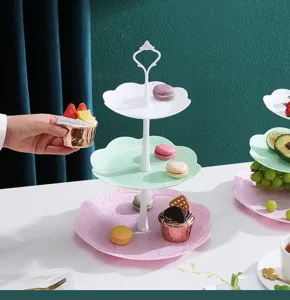Detail van 3-laags kunststof dessertstandaard, elegante fruitpresentatieschaal voor theefeest.